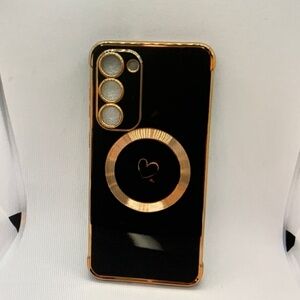 Elegant Black and Gold Phone Case with Heart Design